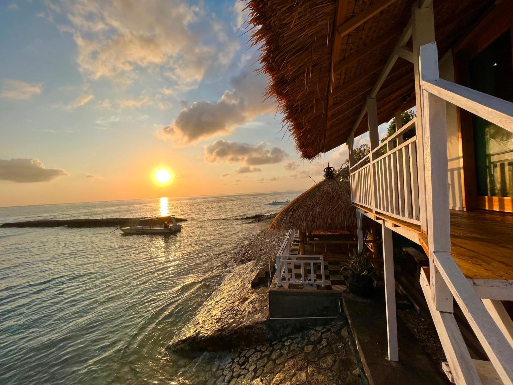 Coastal Inn Batununggul エクステリア 写真